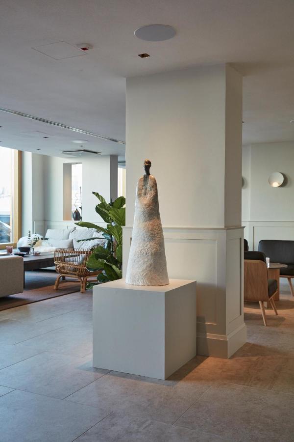 Runo Hotel Porvoo Exterior foto The sculpture "The Guardian" by artist and sculptor, Jean-Pierre Hublot, at the entrance of the hotel